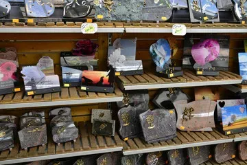 Étagères de magasin présentant une variété de plaques funéraires personnalisées.